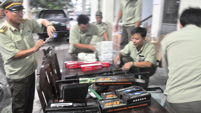 Lực lượng chức năng tỉnh Quảng Nam phát hiện nhiều kiếm, súng và roi điện trên xe khách mang BKS 15B-010.83. 