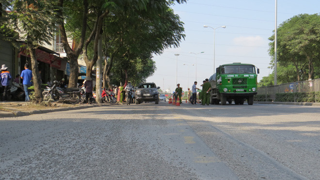 Hiện trường vụ TNGT trên mặt đường mới cào bóc còn nhiều đá dăm gây nguy hiểm cho người đi đường.