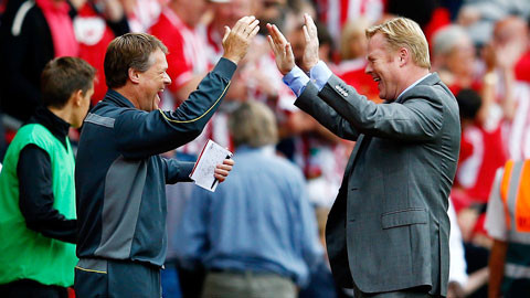 Ông anh Erwin chia sẻ niềm vui chiến thắng trước Chelsea với người em Ronald Koeman