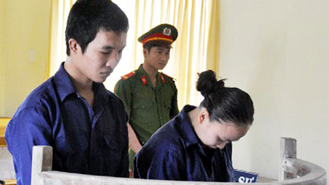 Hào Anh và em họ ở tòa. Ảnh: Ngọc Ân