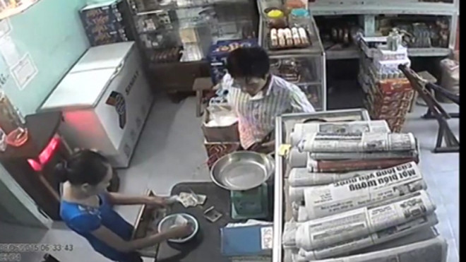 Bị trộm 2 cọc tiền vì vô tình để lộ nơi cất giấu