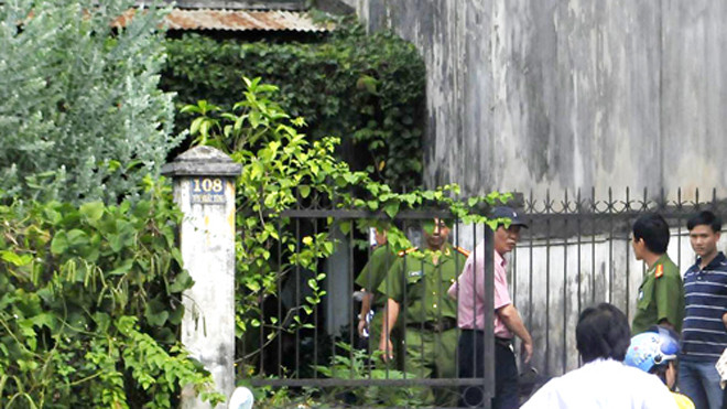 Cảnh sát khám nghiệm hiện trường vụ chồng giết vợ. Ảnh: Tùy Phong