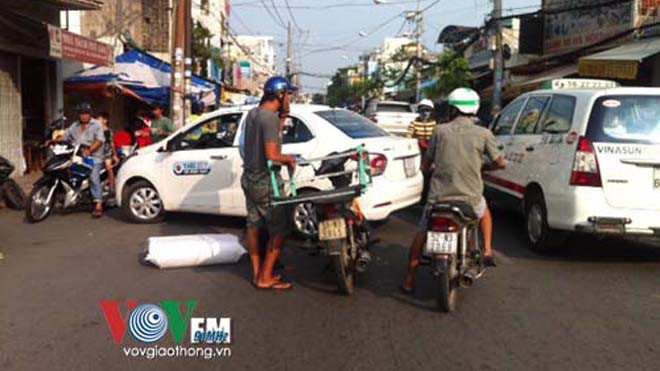 Chiếc taxi đang quay đầu thì xảy ra va chạm