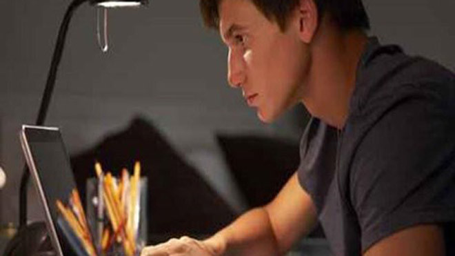 Dùng internet quá nhiều khiến thiếu niên bị cao huyết áp