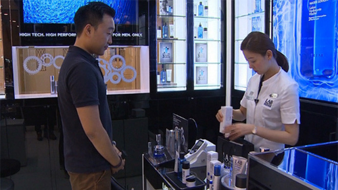 Đàn ông Hàn Quốc không chỉ mua kem dưỡng da và kem cạo râu mà còn cả các sản phẩm chống lão hóa, mặt nạ và xịt khoáng. Ảnh: CNN