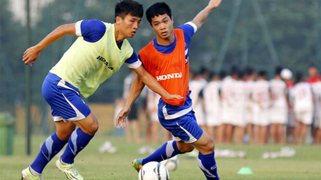 Lee Nguyễn từng chứng kiến Công Phượng (áo cam) tập luyện ở Học viện HAGL Arsenal JMG, nên không ngạc nhiên với tố chất kỹ thuật của sao trẻ này. Ảnh: Lâm Thỏa.