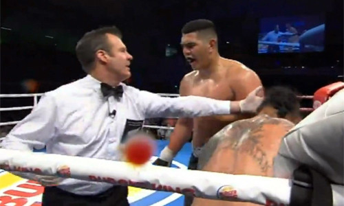 Meehan (giữa) phải xin trọng tài dừng trận đấu vì lo ngại cho tính mạng của đối thủ Tato.