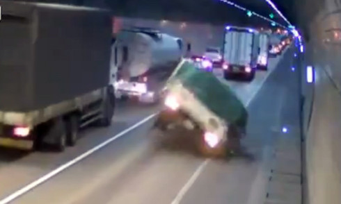 Xe tải bốc cháy dữ dội trong đường hầm