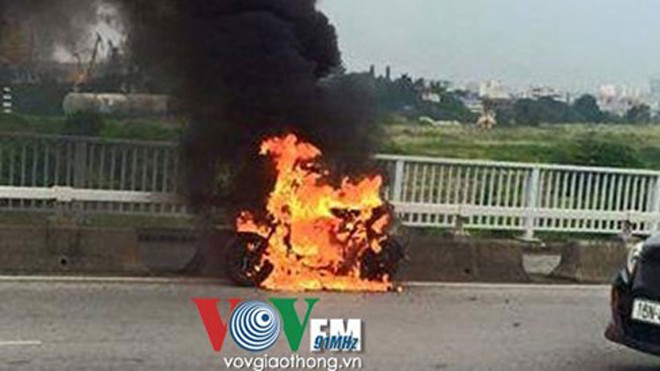 Chiếc xe đạp điện bốc cháy dữ dội.