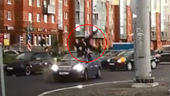 Người đi xe máy văng lên không vì đâm vào ô tô