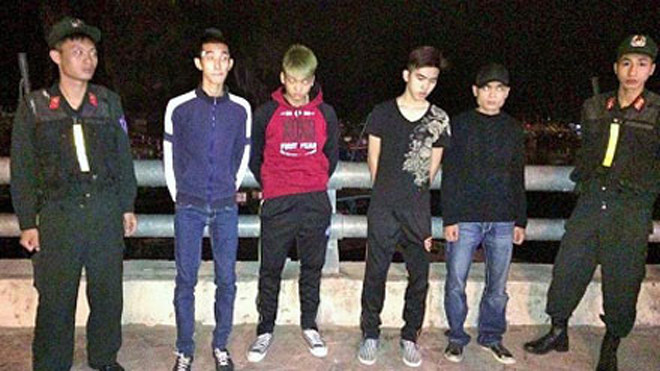 4 đối tượng bị bắt giữ khi đang mang "hàng nóng" đi huyết chiến.