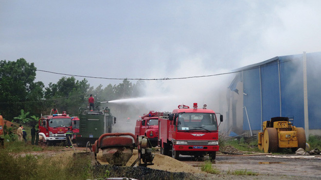 Lực lượng cảnh sát PCCC nổ lực dập lửa ở hiện trường.