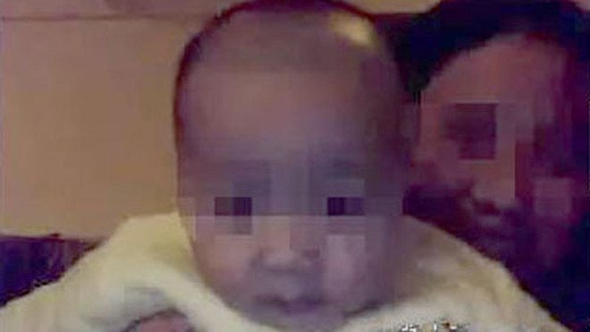 Chị Điền và cậu con trai 2 tháng tuổi. Ảnh: Zhierwang.