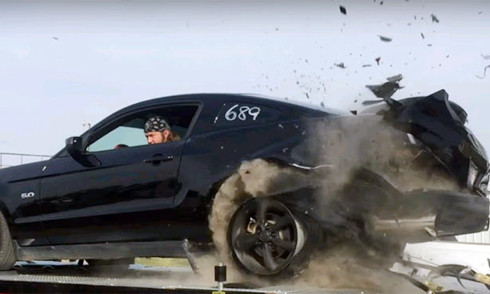 Lốp xe nổ ở tốc độ cao phá hủy ôtô ra sao