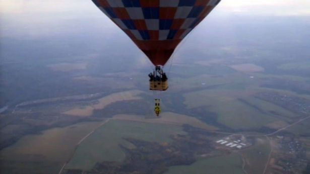 Liều lĩnh treo người ở độ cao 1500m bằng...keo