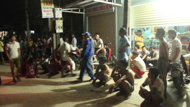 Hàng trăm người dân tập trung tại hiện trường 