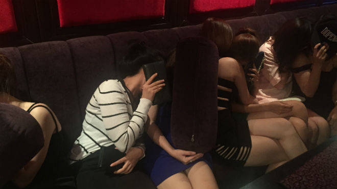 Các tiếp viên bị phát hiện kích dục cho khách. 