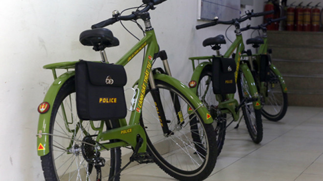 Mỗi công an phường thuộc khu vực trung tâm phố cổ tiếp nhận từ 4 đến 6 chiếc xe đạp. Ảnh:Bá Đô