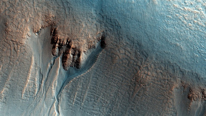 Những rãnh có hình uốn lượn trên sườn núi cho thấy có thể nước đã hình thành nên chúng. Ảnh: Demotix/Corbis