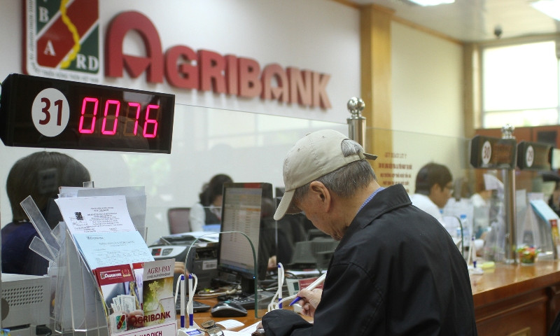 Khách hàng đang giao dịch tại Agribank.