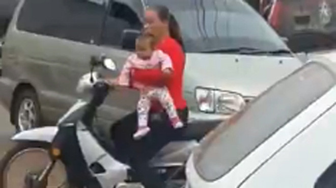 Gặp tai nạn vì vừa bế con, vừa điều khiển xe máy