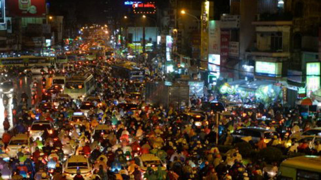 Cảnh tượng thường hay diễn ra tại khu vực cầu vượt ngã tư Hàng Xanh, trời mưa đi liền với ùn tắc.