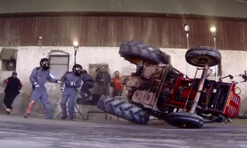 Drift bằng máy kéo suýt gây tai nạn cho đồng đội