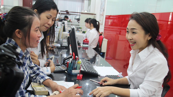 Chị Hồng làm các thủ tục để nhận lại tiền từ ngân hàng.