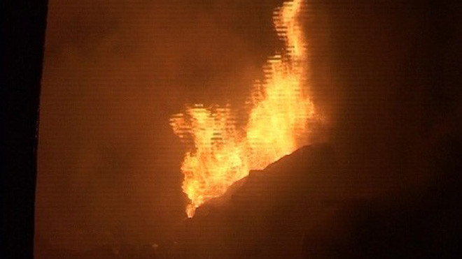 Ngọn lửa bùng phát trong đêm khiến cho việc chữa cháy gặp khó khăn