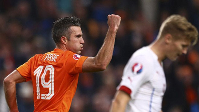 Van Persie (trái) có thể giúp ích cho Barca ngay cả khi ở bên kia sườn dốc sự nghiệp. Ảnh: Reuters