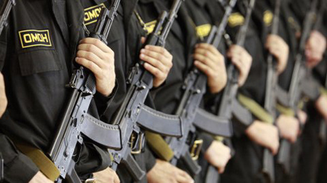 Hình minh họa. Các học viên mới tốt nghiệp của lực lượng đặc nhiệm thuộc Bộ Nội vụ Nga (OMON) mang vũ khí sau khi kết thúc khóa huấn luyện, trong một lễ kỷ niệm tại thành phố Stavropol, ngày 20/7/2011. Ảnh: Reuters.