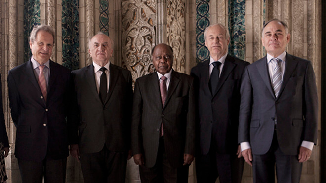 Tòa trọng tài được dẫn đầu bởi Thẩm phán Thomas Mensah (chủ tịch, giữa), chủ tịch đầu tiên của Tòa Quốc tế về Luật Biển. Bốn thành viên còn lại bao gồm: Thẩm phán Jean-Pierre Cot, Thẩm phán Stanislaw Pawlak, Thẩm phán Rüdiger Wolfrum và Giáo sư Alfred H. 