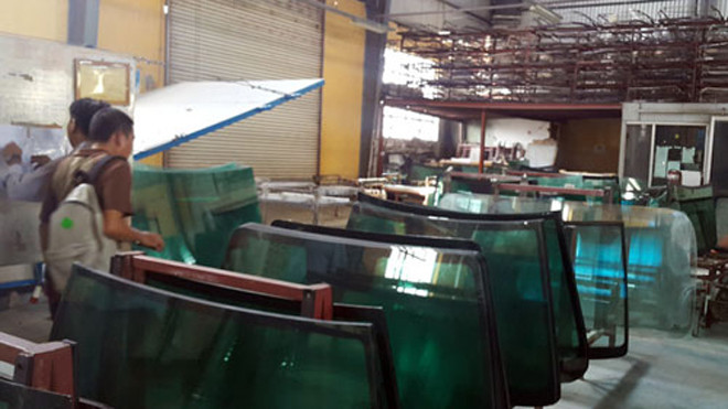Xưởng sản xuất kính ô tô giả của Công ty Minh Hoàng bị phát hiện.