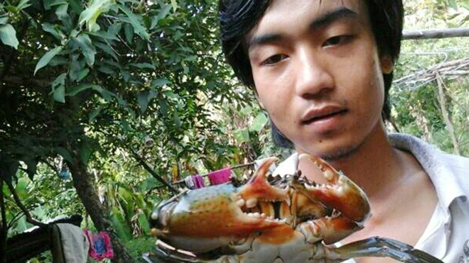 Anh Khê giữ lại cua 3 càng để nuôi làm cảnh. Ảnh: Việt Tường.