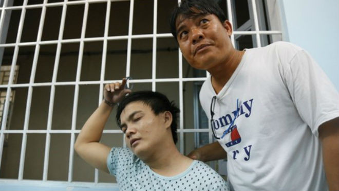 Tại cơ quan công an gã “đá xế giả vờ ngủ không chịu cung cấp thông tin về đồng bọn