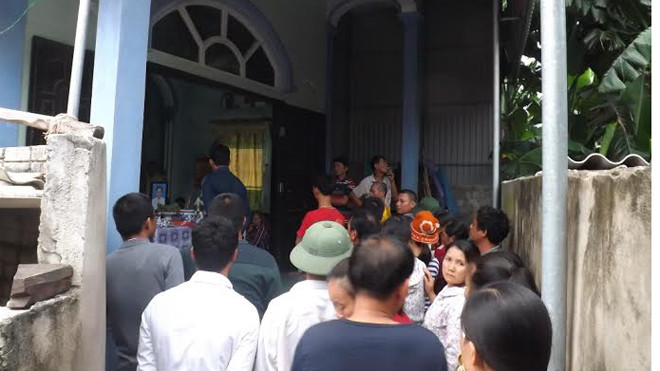 Người thân đưa thi thể nạn nhân về nhà để lo hậu sự