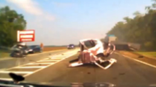 Ô tô gặp tai nạn thảm khốc, tan nát sau va chạm