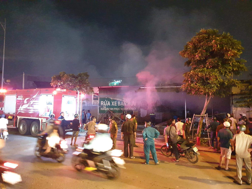 Garage ở Bình Dương phát hỏa trong đêm, thiêu cháy ô tô 4 chỗ