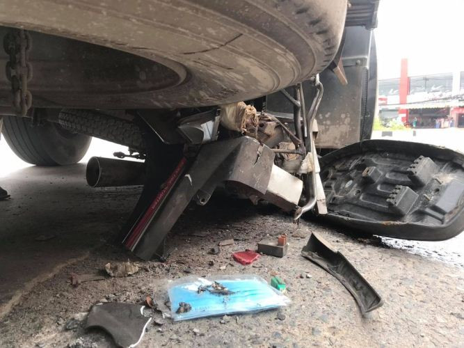 Dùng xe cẩu nâng bánh xe container giải cứu người phụ nữ