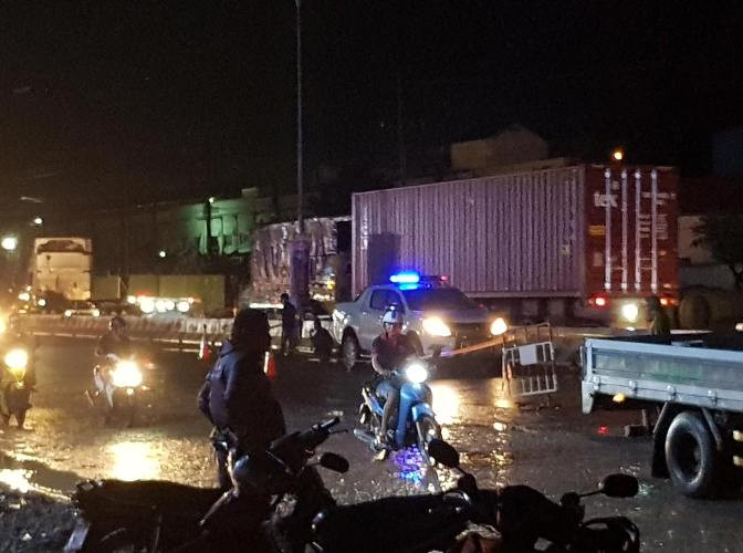 Truy tìm xe container cán chết 2 người trong đêm
