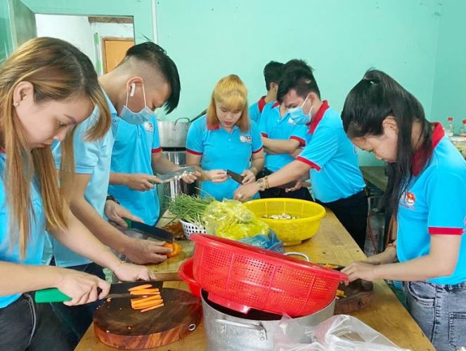 Thanh niên Bình Dương ‘thức khuya, dậy sớm’ lo cơm cho người nghèo