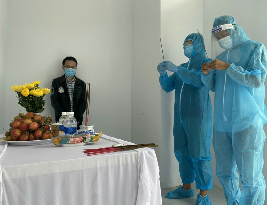 Lập bàn thờ trong khu cách ly ở Bàu Bàng, Bình Dương (Ảnh: BS Minh Chín)