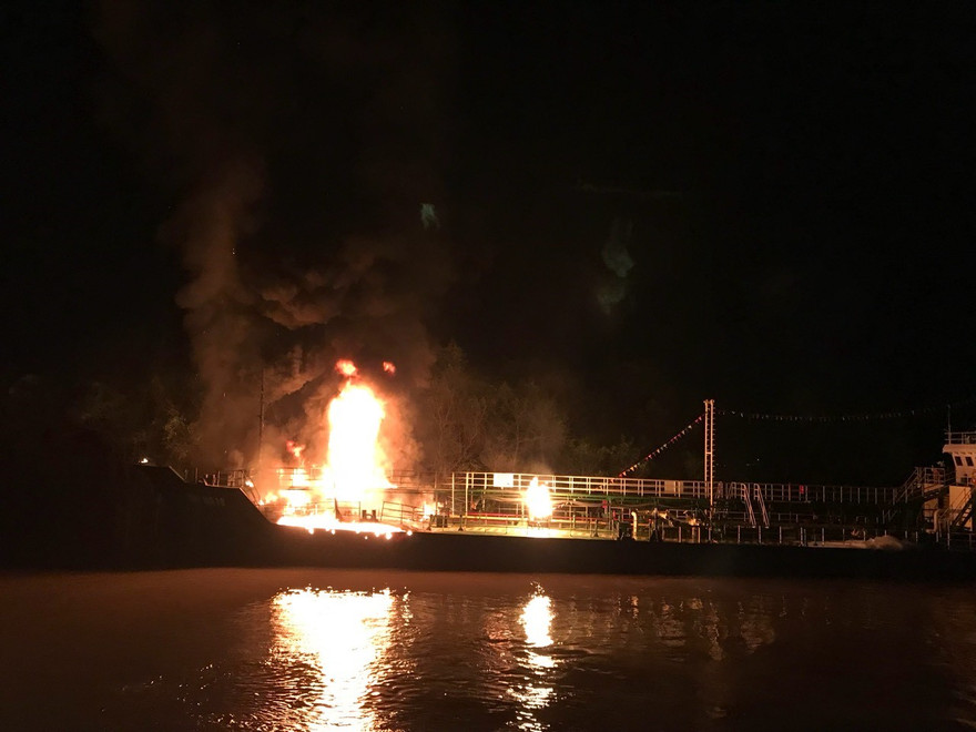 Tặng 500 triệu đồng cho lực lượng chữa cháy tàu dầu tại Hải Phòng