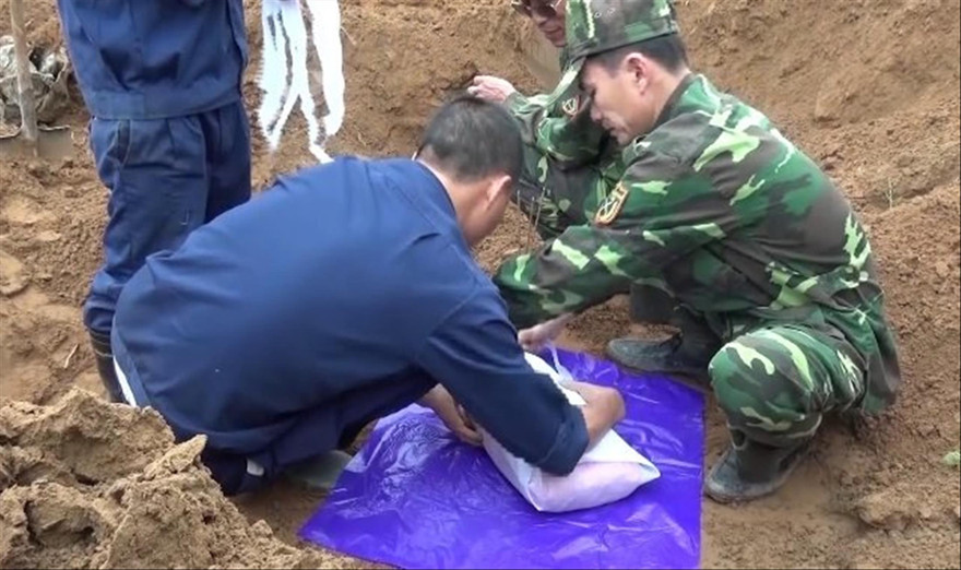 Cất bốc 12 hài cốt liệt sĩ ở thị xã Quảng Trị 