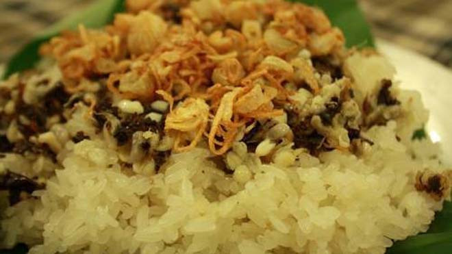 Giới sành ăn có thể bỏ hàng triệu đồng để săn mua trứng kiến gai đen về chế biến thành các món ăn hấp dẫn, lạ miệng. 