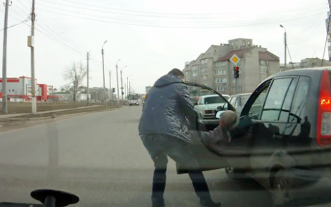 Tài xế say rượu bị xử giữa đường