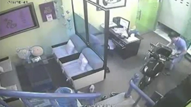 Tên trộm ngậm dao vào nhà ăn cắp Vespa, rượu ngoại