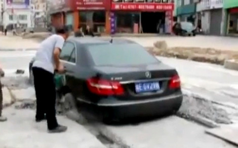 Mercedes E-class kẹt cứng bê tông