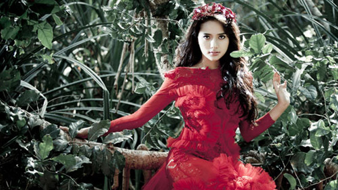 Phan Như Thảo diện váy hở lưng ong