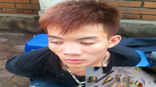 Đinh Văn Đức và tang vật thu giữ được tại nơi ở